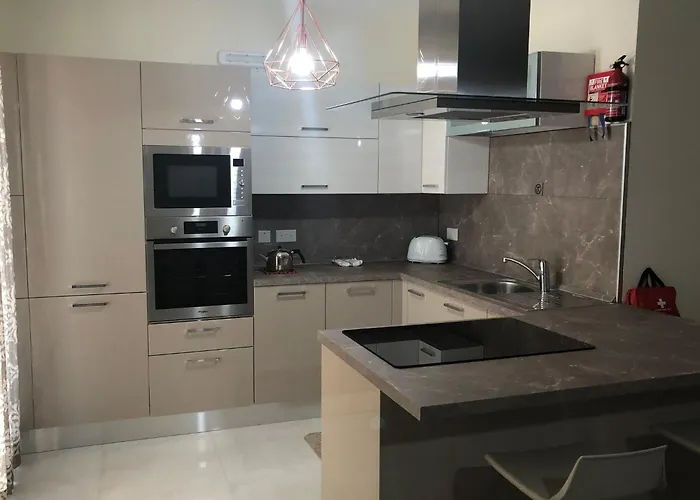 Sea View 2 Bed Close To Hpi7738 *